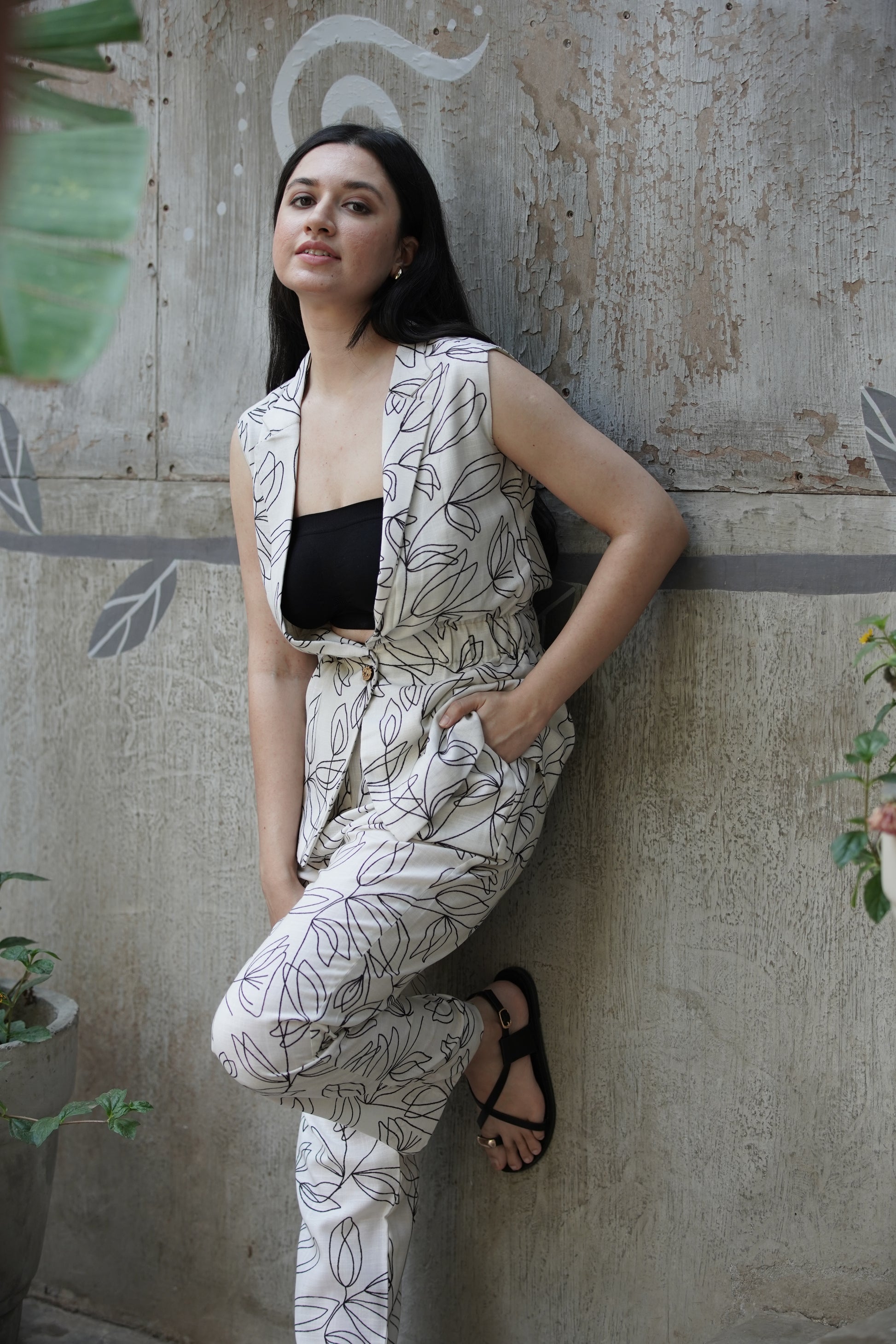 FLORA SLEEVELESS BLAZER